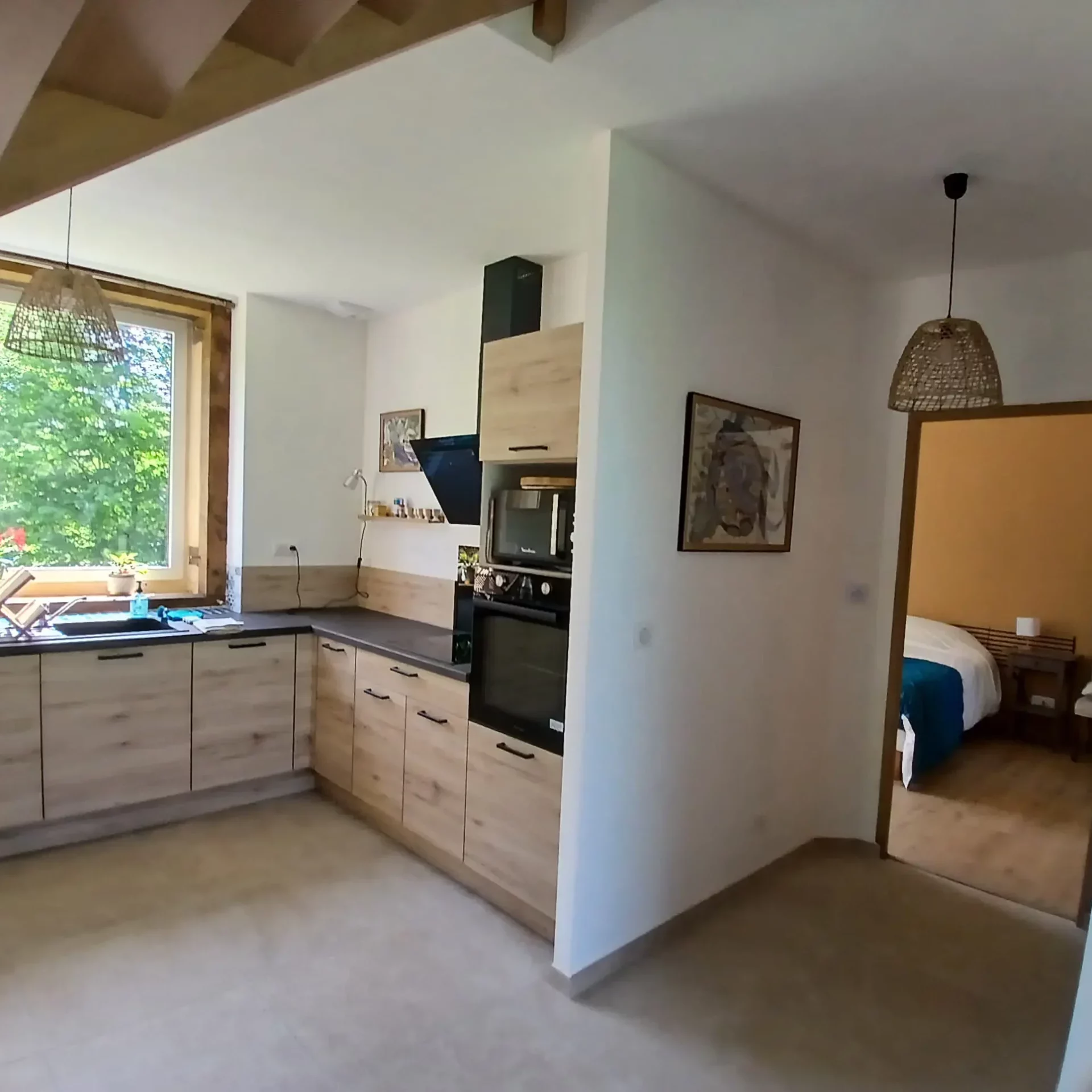 accès de plain pied à l'espace de vie et à la chambre