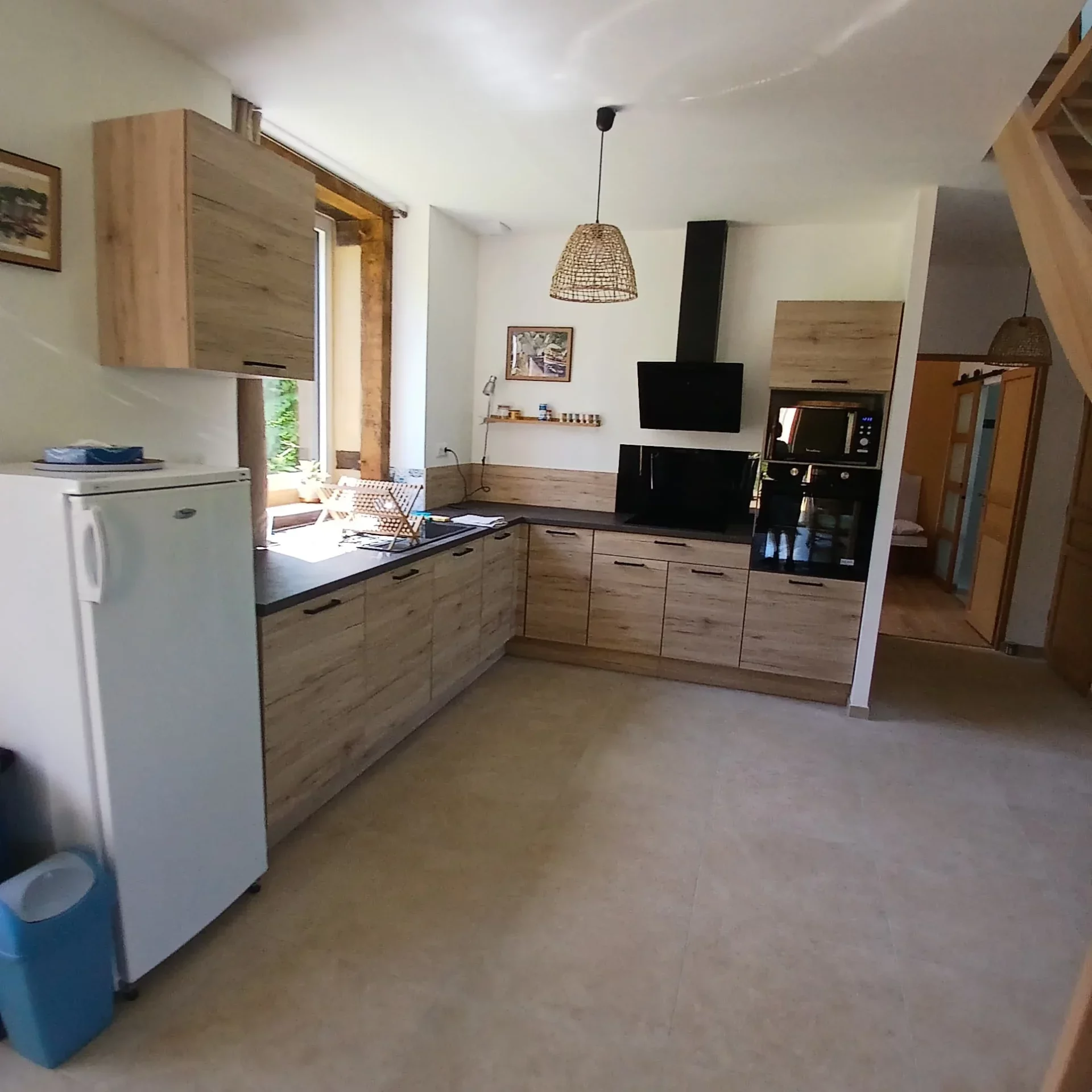 vue de la cuisine depuis la pièce de vie